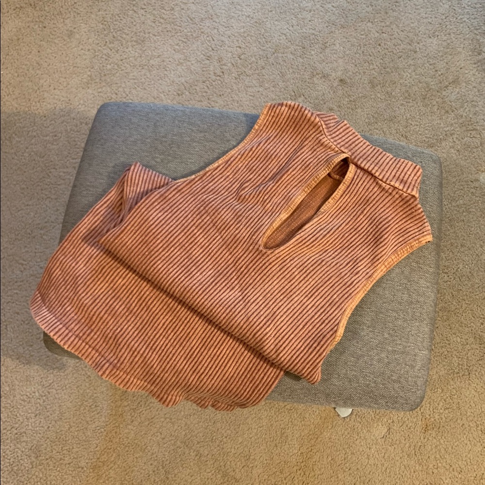 Fitted keyhole high neck top